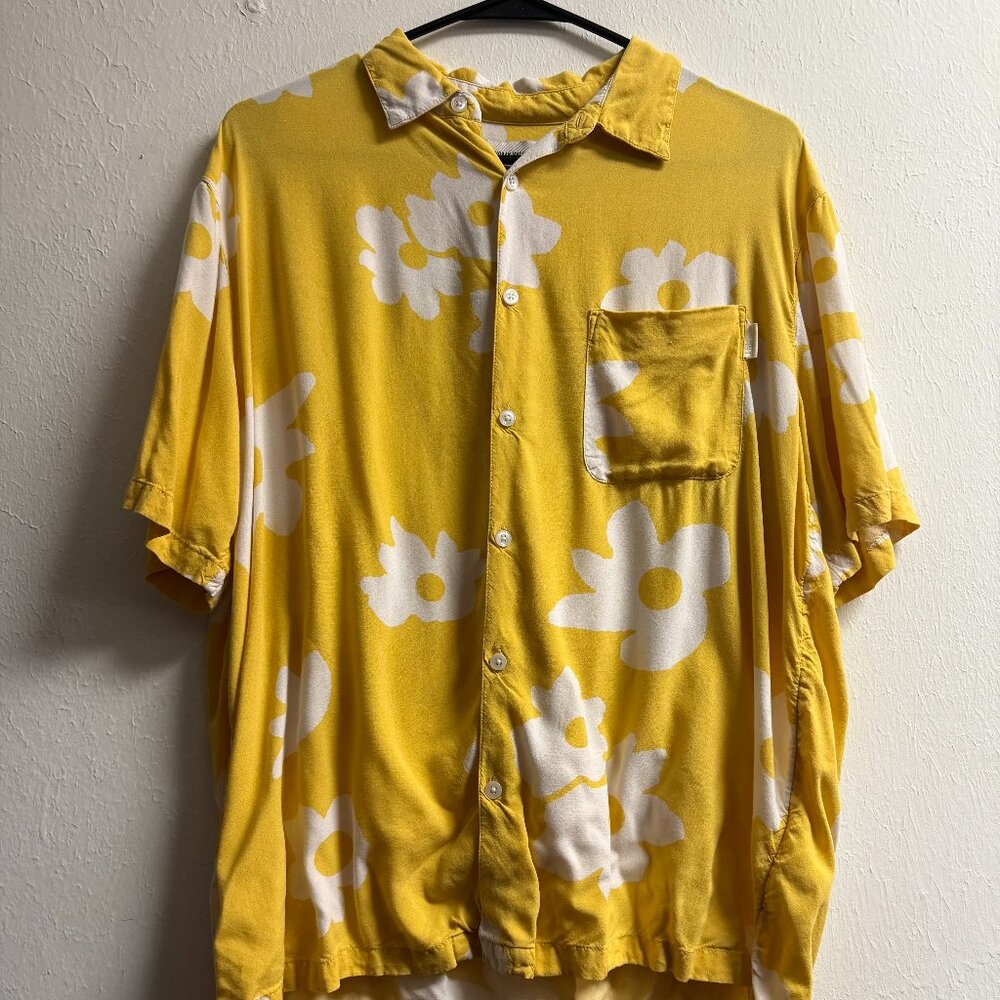 Men's Urban Outfitters Yellow & White Floral Short Sleeve Shirt, Size: M, GUC